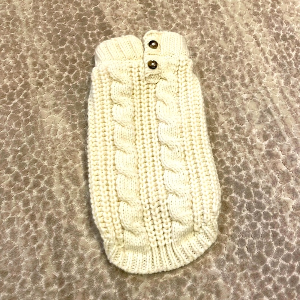 Puppy sweater. There are no tags.  Hand photo to show size. Worn once.